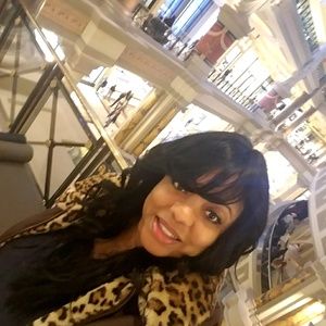 Meet your Posher, Dee